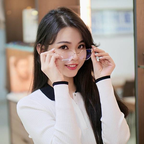 原來配眼鏡有那麼多美尬!找專業的就對了｜精采眼鏡｜蘆洲專業驗光配鏡｜蔡司瞳孔定位儀
